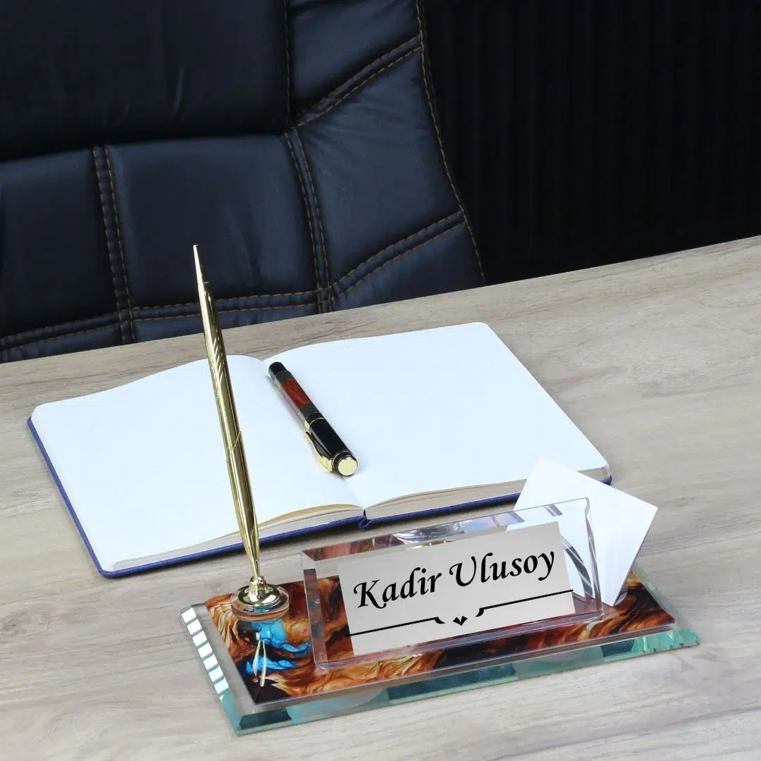 Kişiye Özel Kristal Saatli Masa Üstü İsimlik – Kalemli Lüks Ofis İsimliği ve Kartvizitlik Seti