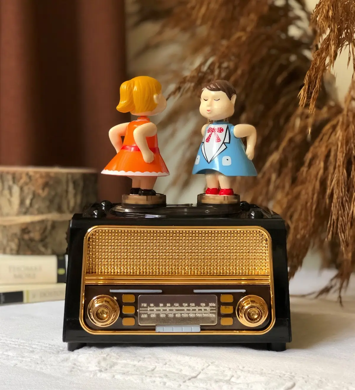 Radyo Görünümlü Öpüşen Çift Müzik Kutusu